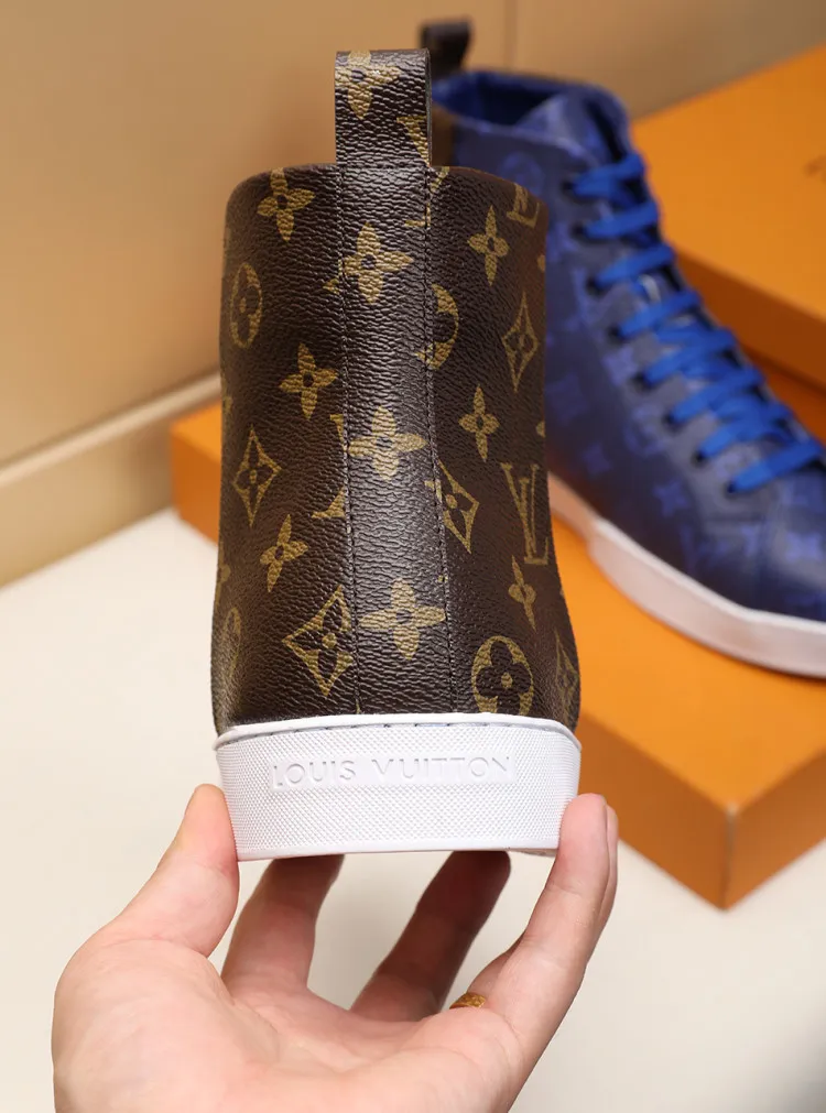 Factory price: 400💰【LV】Official website popular series 🇮🇹🇮🇹1:1 production, selected high-end imported imitation sheepskin lining sheepskin pads, matched with Louis Vuitton Monogram Ecli men's shoes 💰se canvas and pure white rubber soles, extremely simple design, perfect interpretation of the latest inspiration for shoes, classic and fashionable integration, 🔍🔍high quality, worthy of your possession. The bottom car thread will never be unglued. Sellers are welcome to sell as shown in the picture above. We can send one piece on behalf of you. Number of yards: 38-44 (45 yards can be customized)